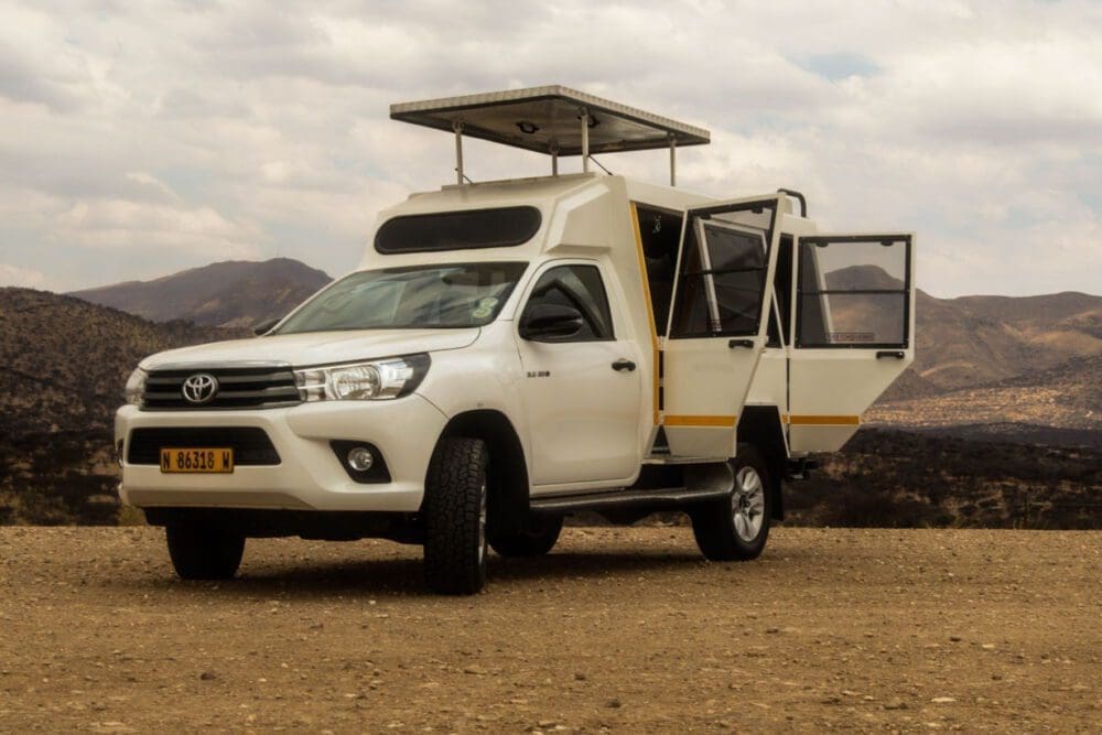 Toyota Hilux 9 Sitzer- Dusty Trails Safaris Namibia &amp; Dusty Car Hire Namibia