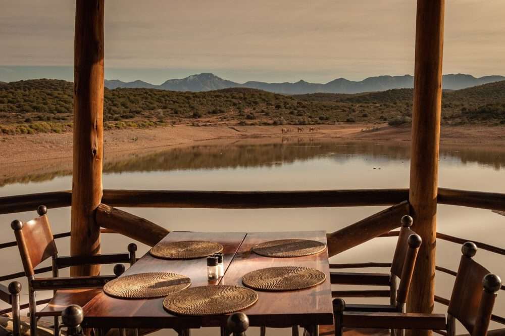 Lodge Lapa mit Blick in Richtung Wasserloch - Dusty Trails Safaris Namibia