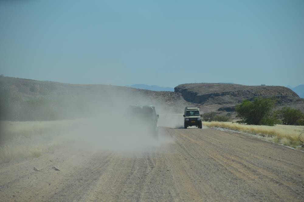 Staubwolken erschweren die Sicht auf den Gegenverkehr - Dusty Trails Safaris Namibia &amp; Dusty Car Hire Namibia
