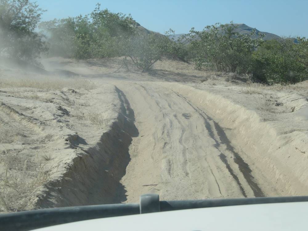 Tiefsand 4x4 Fahren auf einer Sandstraße - Dusty Trails Safaris Namibia Dusty Car Hire Namibia