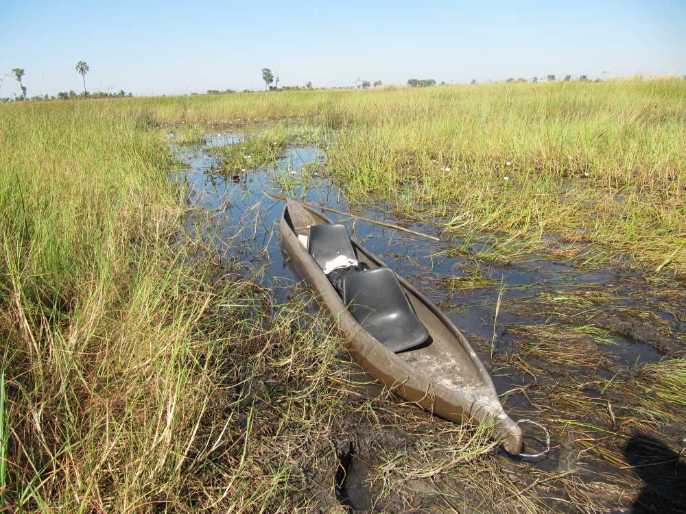 Typisches modernes Mokkoro-Boot. Genutzt für Mokkoro Touren im Okavango Delta - Dusty Trails Safaris Namibia & Dusty Car Hire Namibia