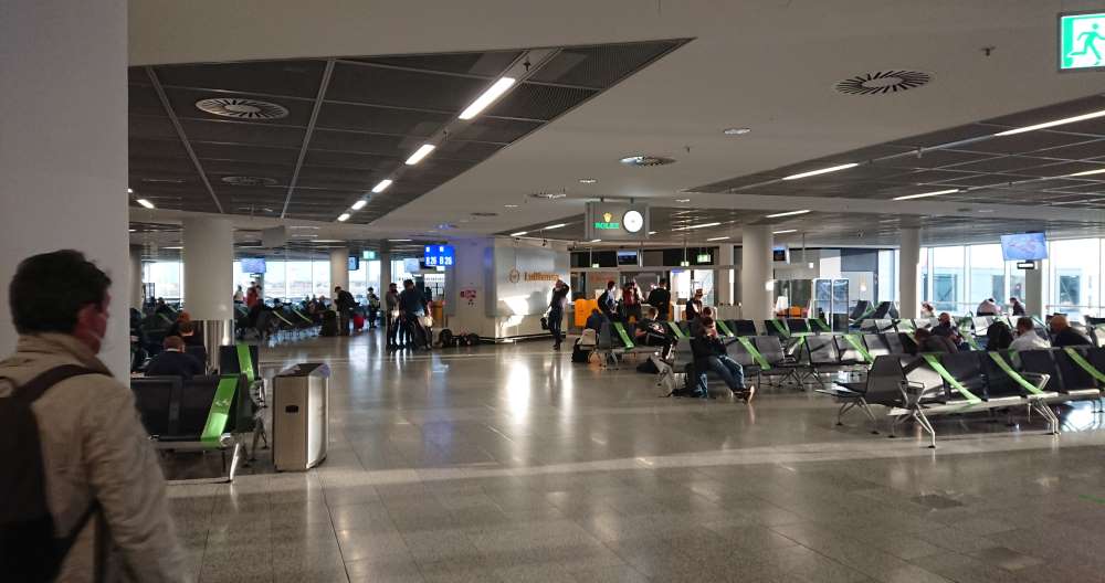 Gate für den Windhoek-Flug auf dem Frankfurter Flughafen, viel Platz für nur wenige Menschen