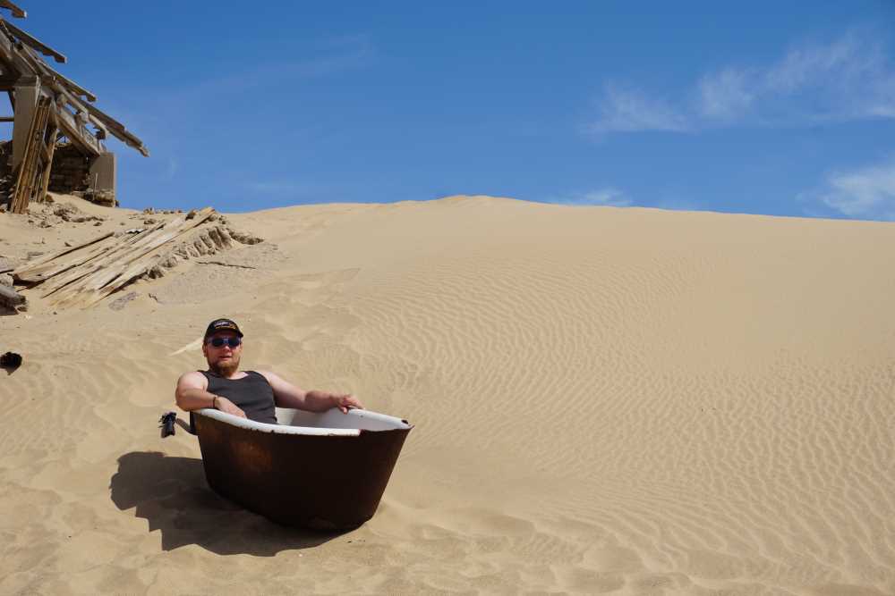 Badewanne im Sand bei Kolmanskop - Dusty Trails Safaris Namibia &amp; Dusty Car Hire Namibia