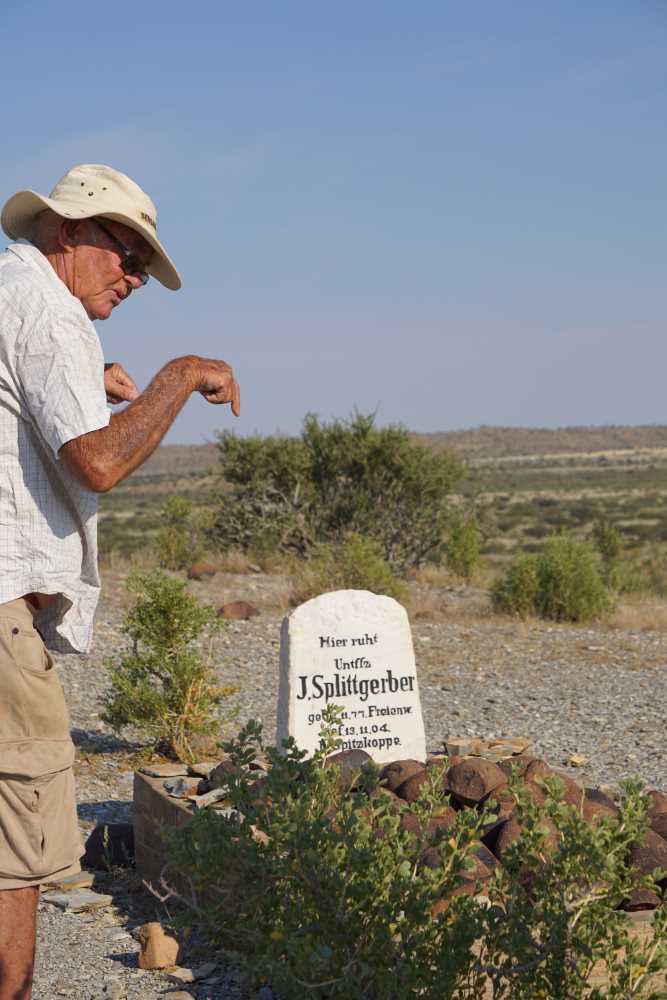 Gil erklärt das Grab eines deutschen Soldaten bei der Morgentour - Dusty Trails Safaris Namibia &amp; Dusty Car Hire Namibia
