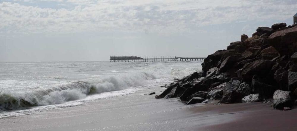 header image - rough sea at the jetty of Swakopmund