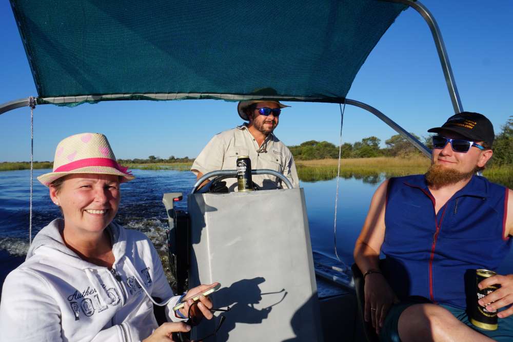 Bootsfahrt mit den Besitzern von Camp Kwando