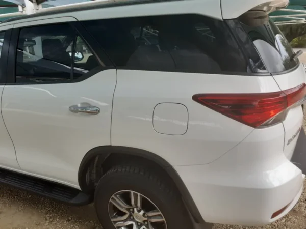 Toyota Fortuner backside view to show trunk size ratio