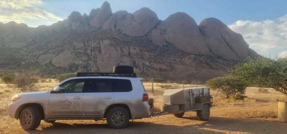 Toyota Land Cruiser 200er Serie mit Campinganhänger an der Spitzkoppe in Namibia