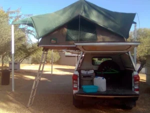 Campingwagen mit Dachzelt - Rückansicht