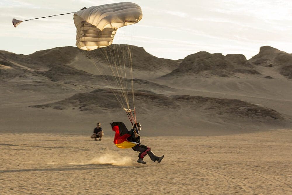 Fallschirmspringer in der namibischen Wüste