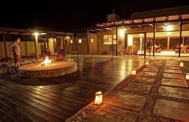 Ietsiemeer Beach House - chillout area in the dark