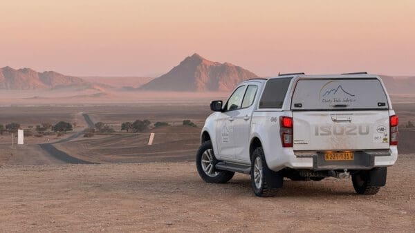 Dusty Trails Safaris Isuzu Doppelkabinen-Mietwagen in schöner Sonnenaufgangslandschaft